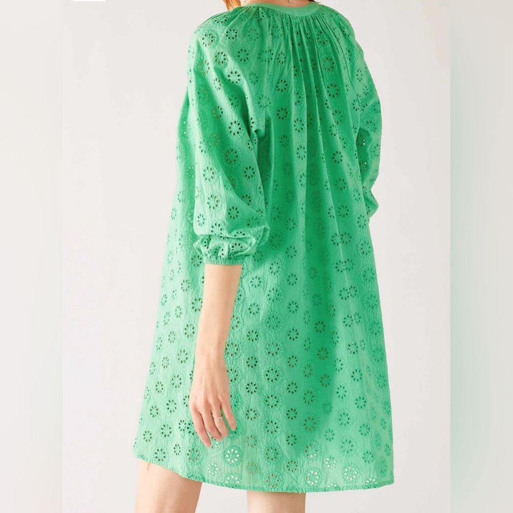 NWT a beautiful MerSea Daisy Eyelet Cover Up, size s/m kelly green